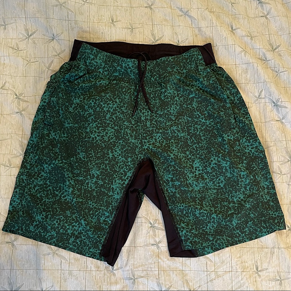 Lulu lemon THE SHORT 9” M, Great Condition